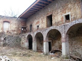 Rekonstruují to tady zedníci z Ukrajiny