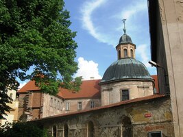 s centrálním chrámem