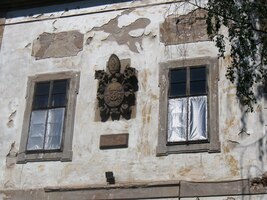 u rozlehlého dvora Hubenov,