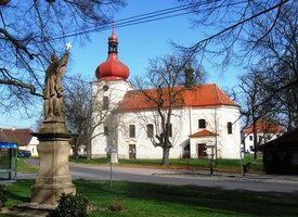 ve městě náves s kostelem