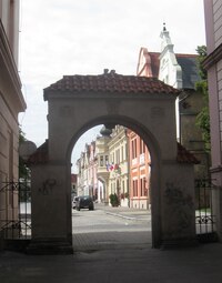 Tato brána jistě vede do města