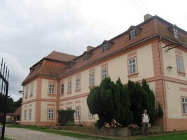 a tady místní zámek