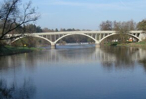 Před Zvíkovcem nás vítal velký most,