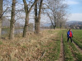 Následují louky na břehu řeky