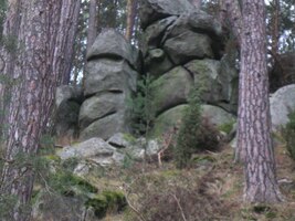 A jdeme dále kolem temných skal