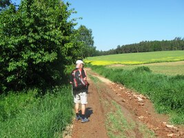 Tři chlapi jdou rychle