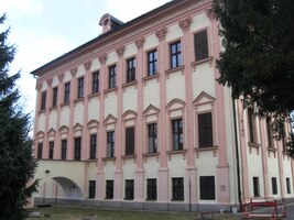 Mají tu i zámek - domov důchodců