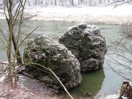 a skály v okolí kluzké