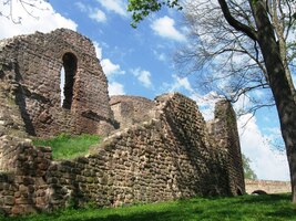 zřícenině hradu Pecka