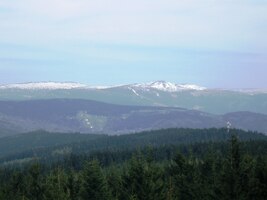 a jsou vidět i zasněžené Krkonoše