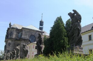 i tuto řadu jeho soch