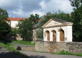 Zámeckým parkem se pak jde