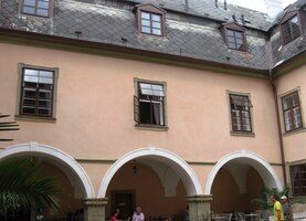 Má pěkné loubí na nádvoří