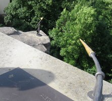 přes sochu O.Zoubka Alegorie Metuje