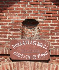 a touto výzvou na zbrojnici