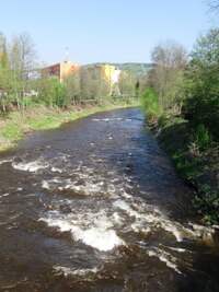 a v dálce spatříte město