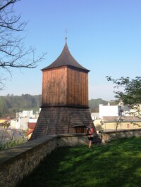 s oddělenou dřevěnou zvoničkou