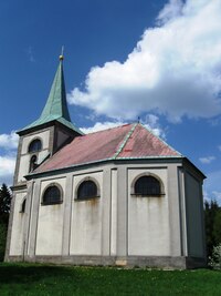 Od kostelíka jsou báječné výhledy,