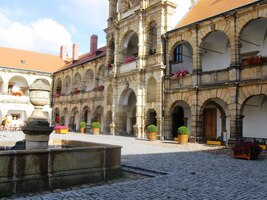 nádherný zámek s kašnou na nádvoří