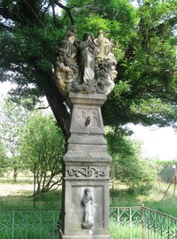 Kolem sousoší Svaté rodiny