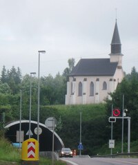 a zde kostel, který hlídá sedlo Tunel