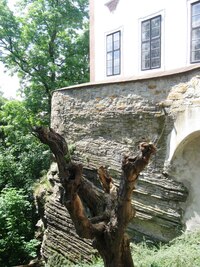 Stojí na skalnatém ostrohu