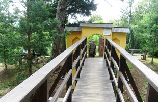 vcházíme přes romantický můstek