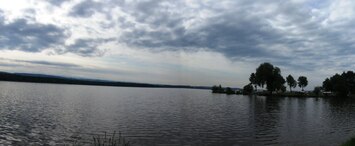 Den končí v autokempu u jezera Rozkoš