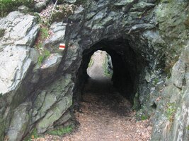 a někdy i dírami ve skále