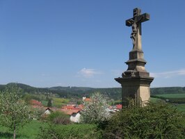 a výhledy jsou odtud daleké a krásné