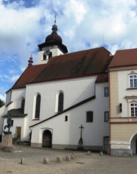 Kostel Nejsvětější Trojice s věží-hláskou v rohu náměstí