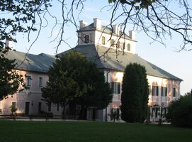 stejně jako zámek v Ratibořicích