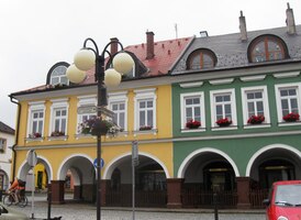 a pěkné měšťanské domy s podloubími,