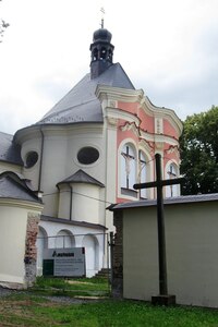 Stojí na vysokém kopci nad městem