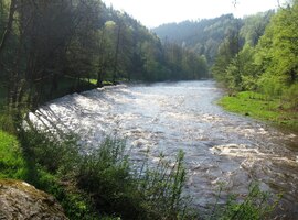 a vyrážíme vpřed podél Jizery