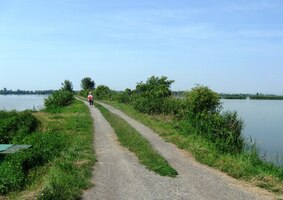 Naše pouť pokračuje přes hráze rybníků