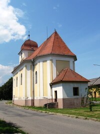 a náves v nedaleké vsi Lobodice