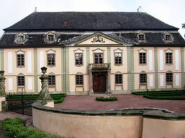 se zámkem v podhradí