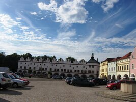 V pozadí renesanční budova radnice,