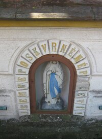 je zděná stavba studánky