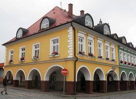 která vedou z náměstí až za roh