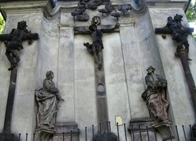 s barokním sousoším Svatého kříže