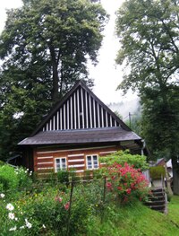 a okolo malebných roubenek