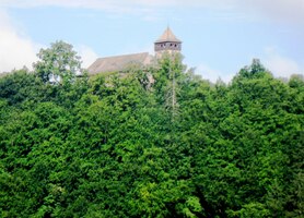 nad nímž se týčí majestátní hrad