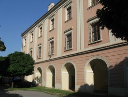 který bydlí v místním konventu