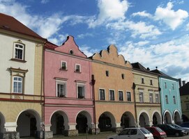 ale kolorit města dělají domy