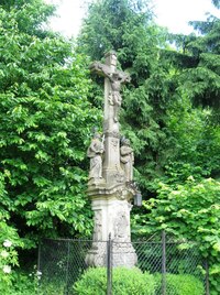 Pomníčků a křížů je tady bezpočet,