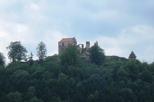 přicházíme pod tajemný hrad