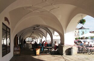 Nové Město nad Metují z podloubí