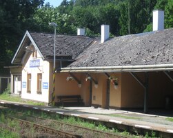 Pak jsme přijeli vláčkem sem,